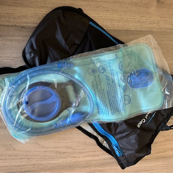 MUBASEL Gear-Camel Pack (NWOT) - Picture 9 of 13